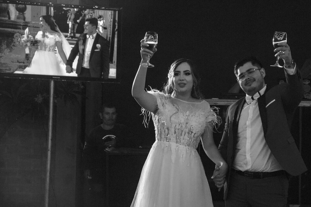 Fotografía de Bodas, Boda en Zapotlanejo, fotógrafo de bodas en Zapotlanejo, brindis de novios, novios, foto de novios,