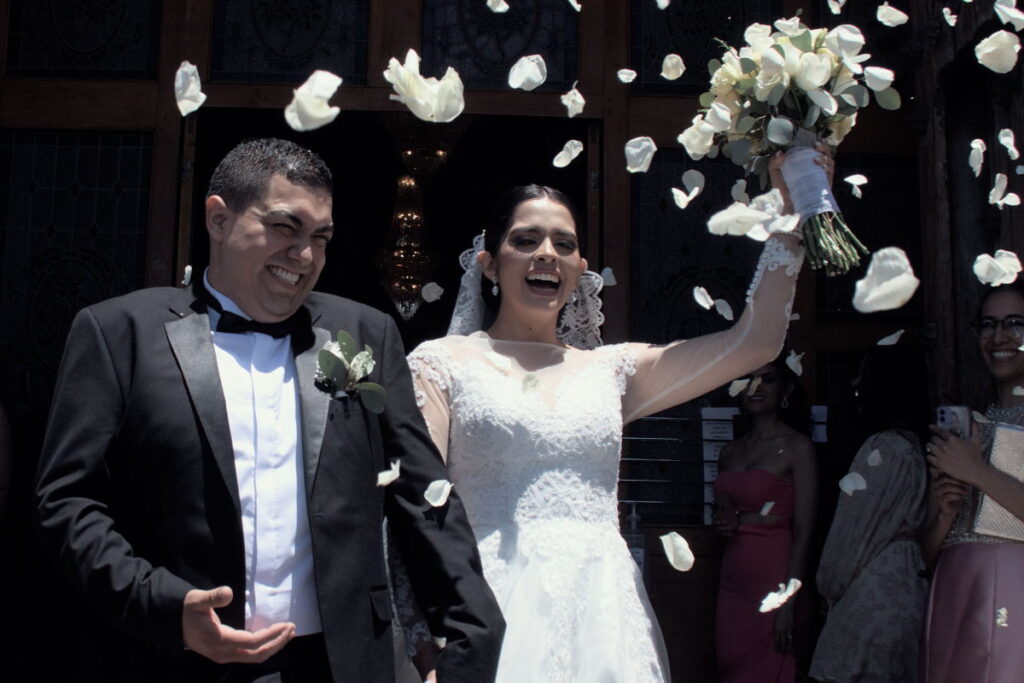 fotógrafo de bodas en Zapotlanejo, novios saliendo del templo, novios felices, recién casados, 