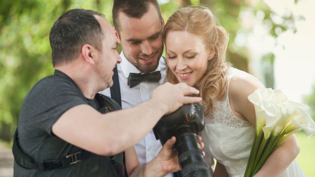 fotógrafo, fotógrafo de bodas, novios satisfechos, trabajo de un fotógrafo de bodas,